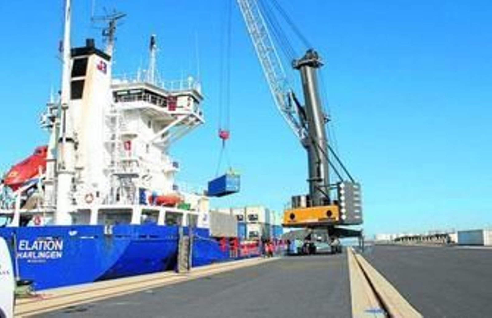 Uno de los primeros buques que transportó contenedores entre Huelva y Rotterdam con la naviera Mel-Shipping, en el Muelle Exterior.