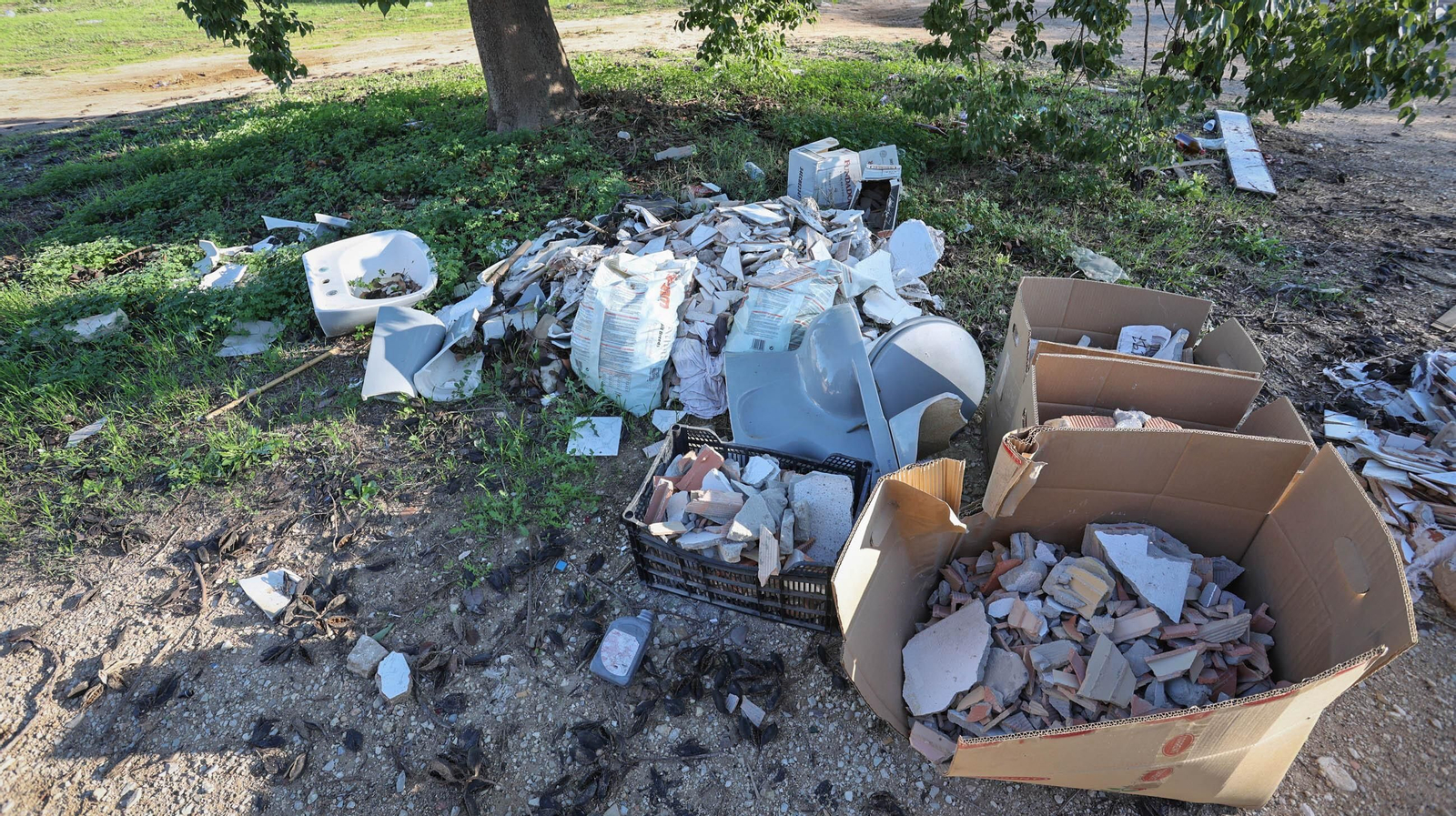 Basura, cochambre y escombros en Chapín