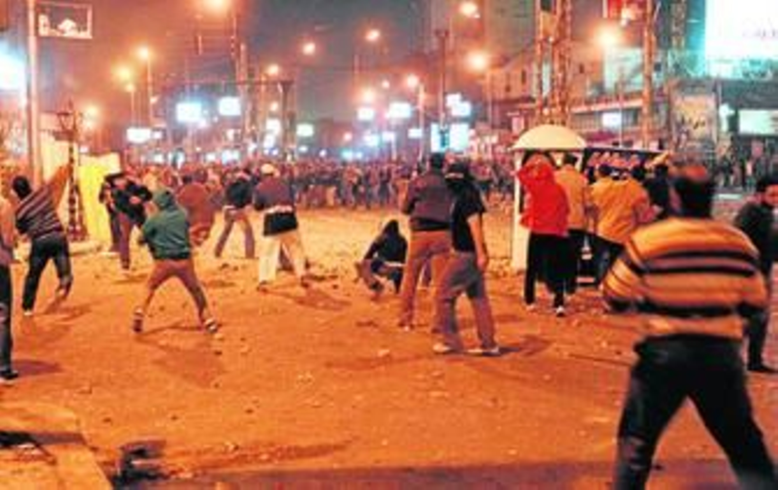 Partidarios de los Hermanos Musulmanes lanzan piedras contra los opositores cerca del Palacio Presidencial de El Cairo.