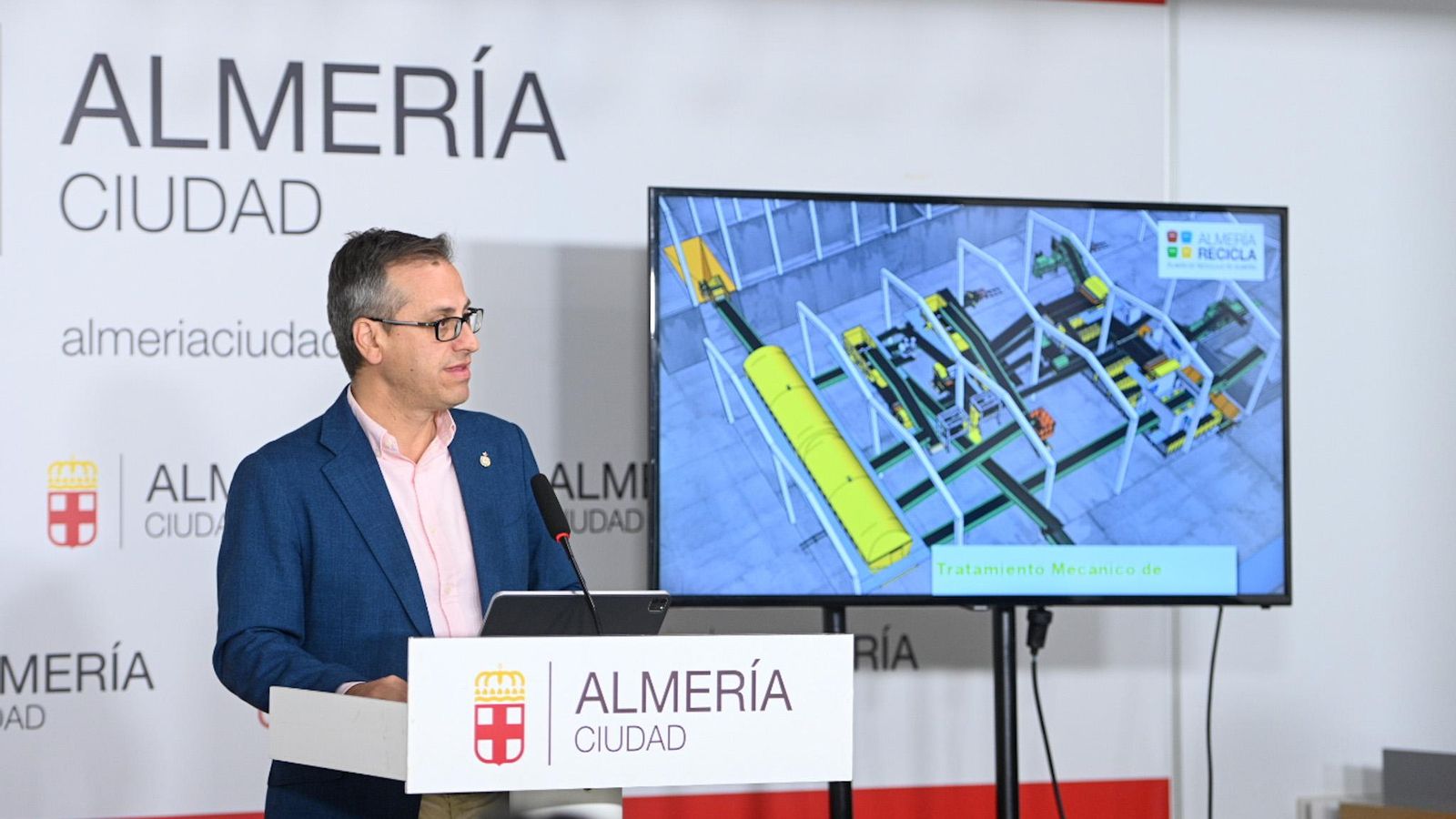 Antonio Urdiales., en la presentación del proyecto de la nueva planta