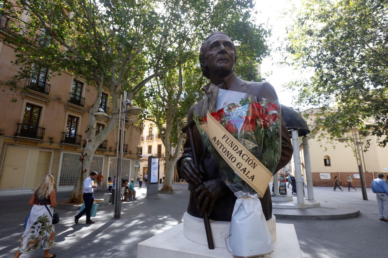 La ofrenda floral en honor a Antonio Gala, en imágenes