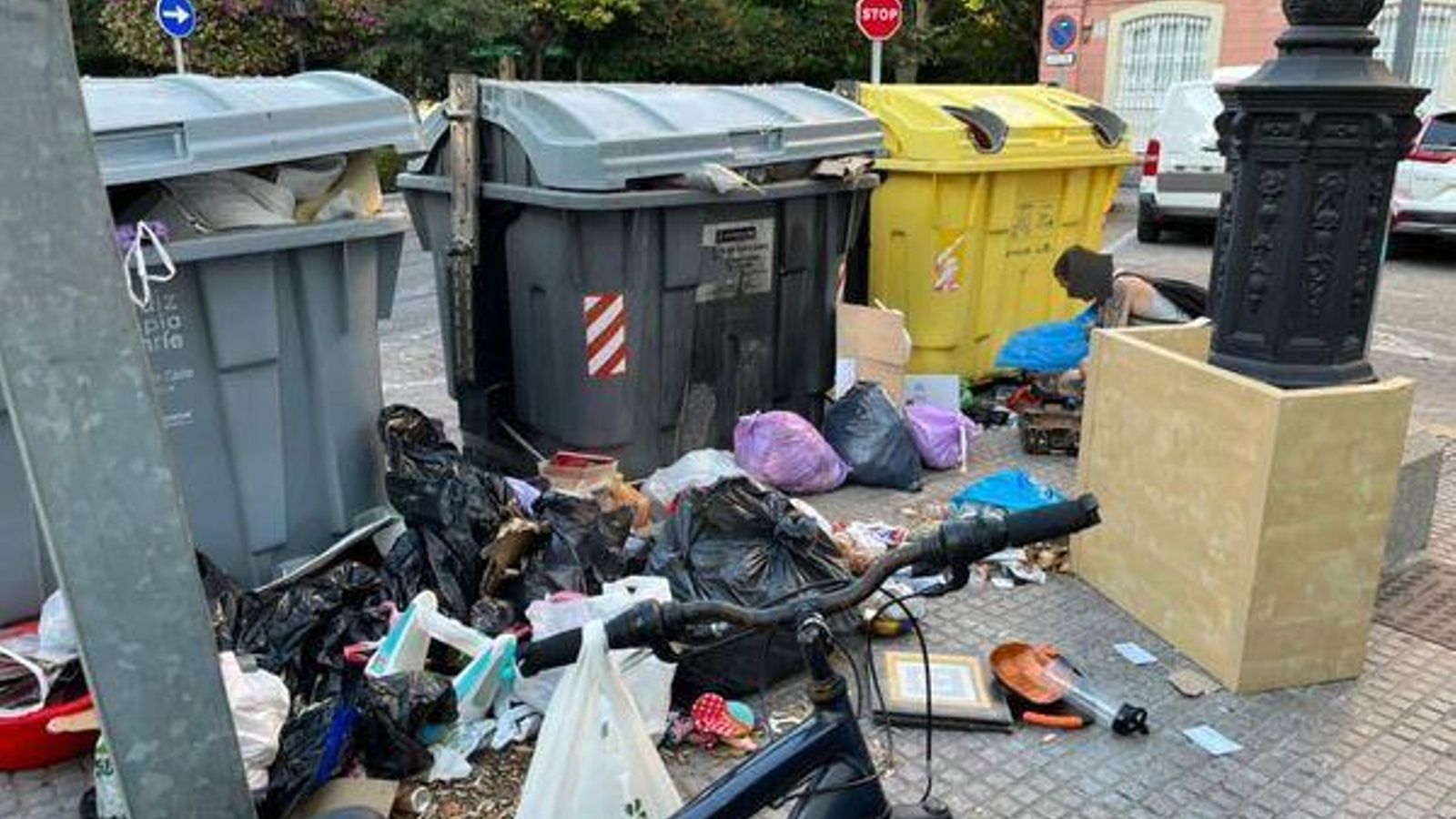 Otra batería de contenedores rodeada de basura.