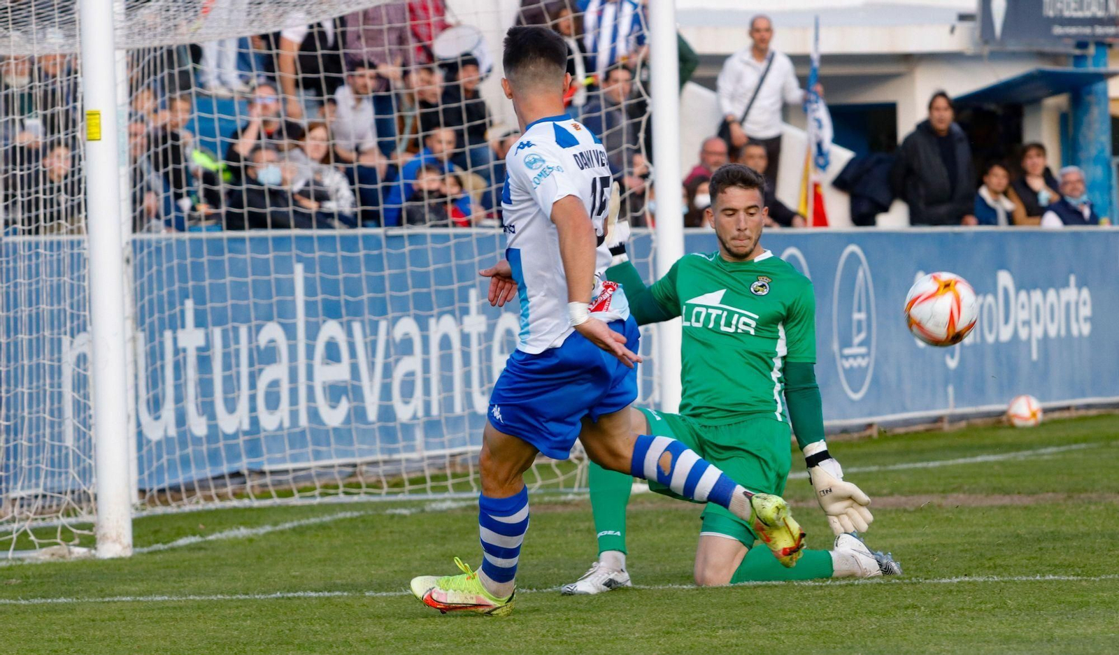 Nacho Miras, el mejor de los visitantes, intercepta un disparo de Dani Vega