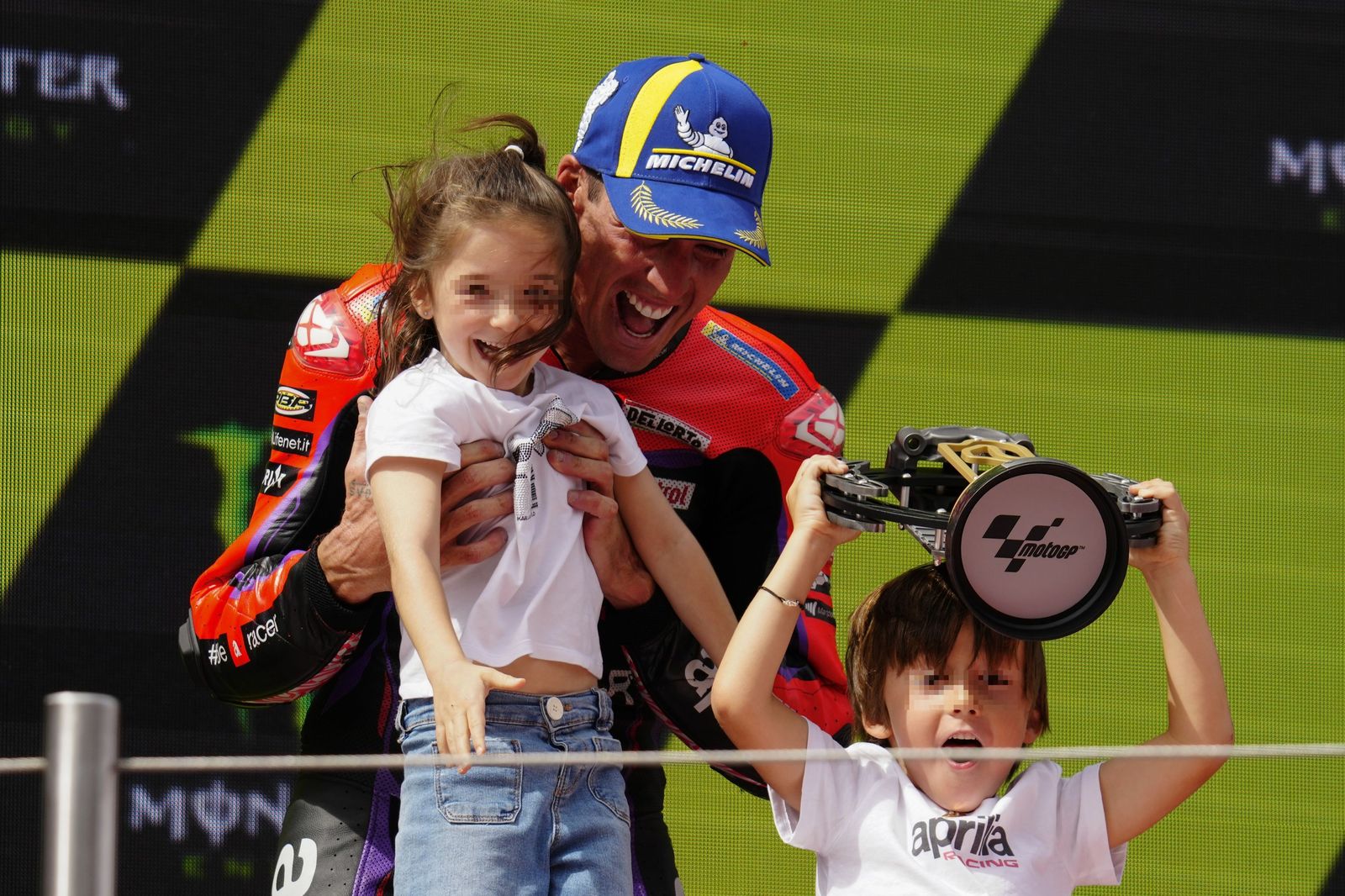 Las cariñosas fotos de Piqué, Clara Chía en el Mundial de Motos en Montmeló