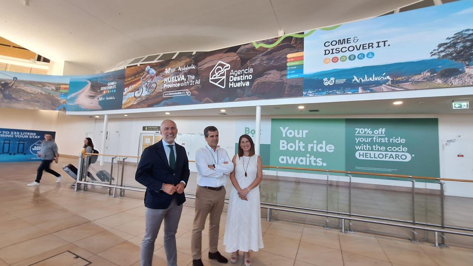 Emiliano Cabot y Teresa Herrera en el aeropuerto de Faro.
