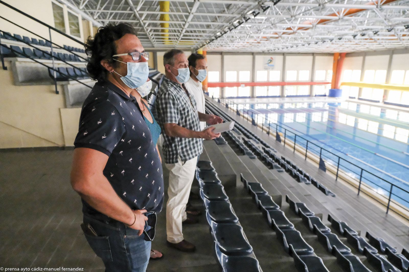Kichi, durante su visita a la zona de piscinas del Ciudad de Cádiz.