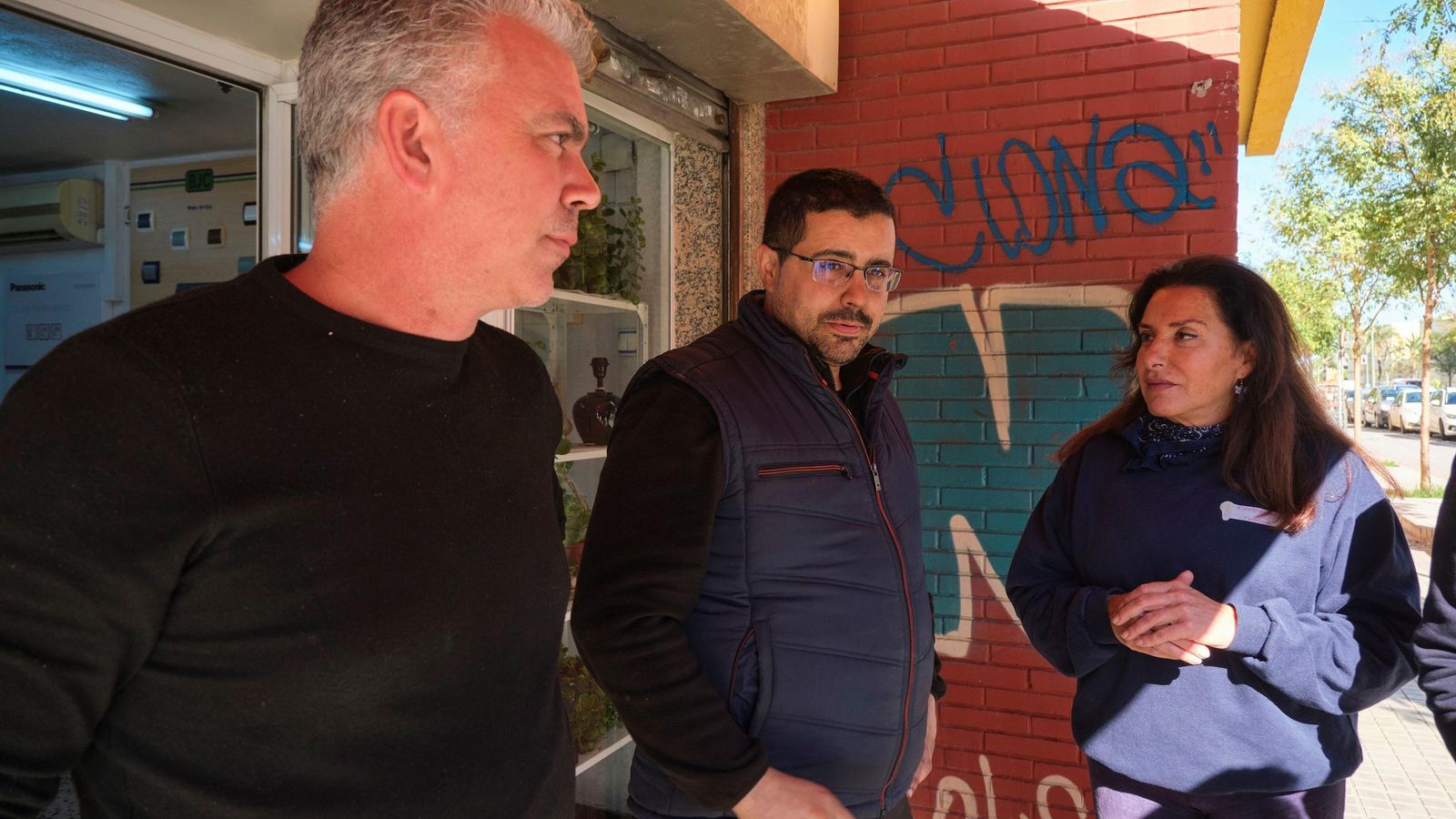 Los comerciantes del bar La Manchega, Talleres Rodero y Electricidad Fedriani.