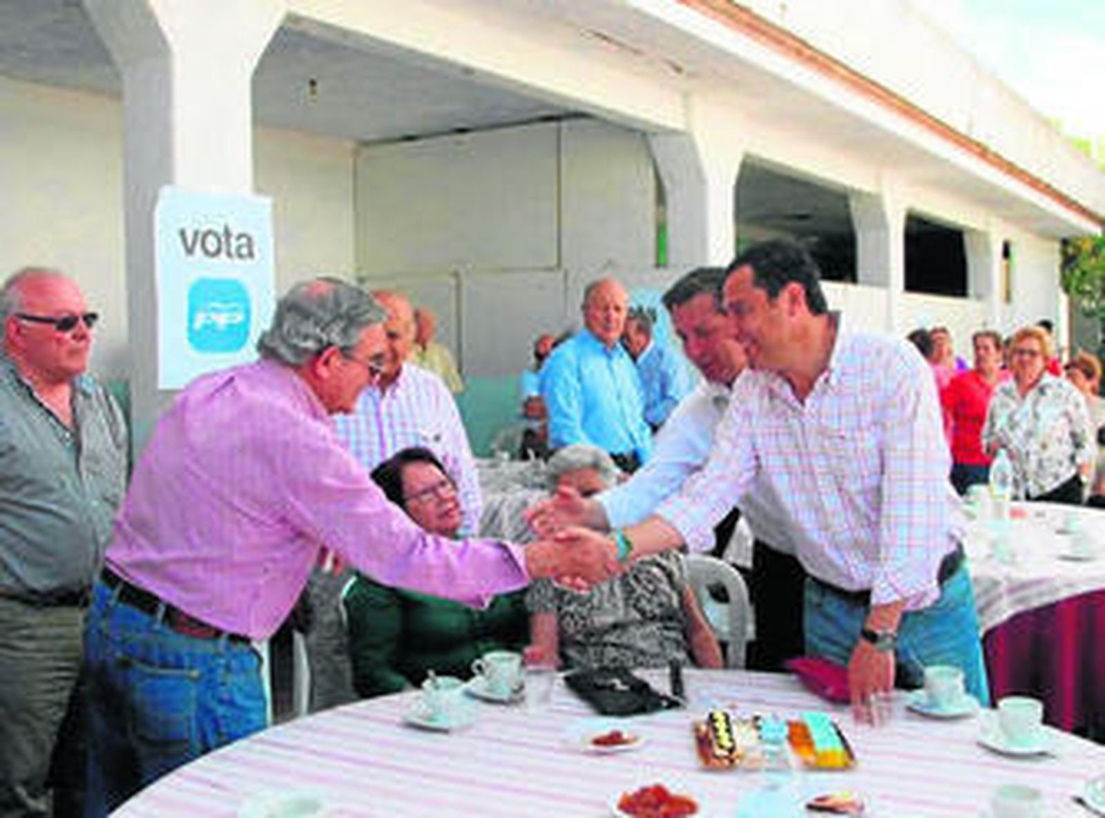 Moreno Bonilla, junto a Gómez Cueli, ayer, en un desayuno con militantes en la sede del PP olontense.