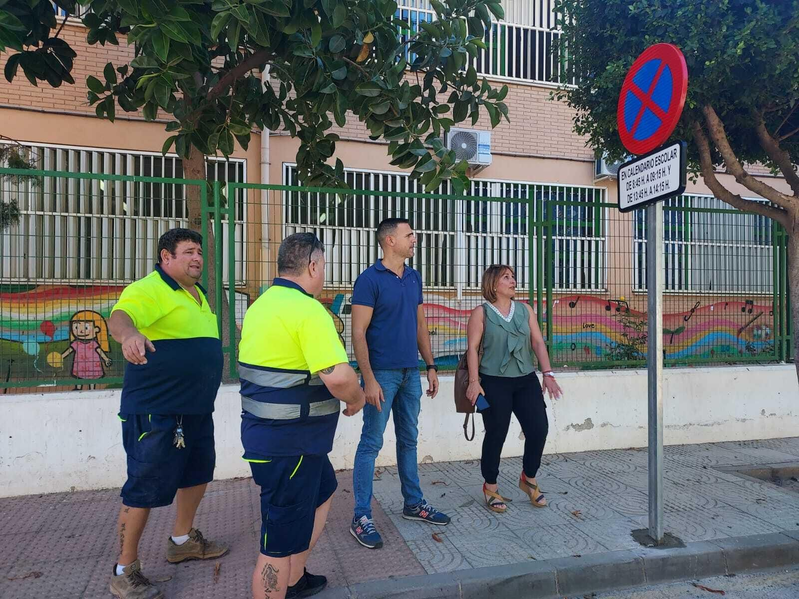 Se han instalado señales en las inmediaciones de los centros que prohíben aparcar.