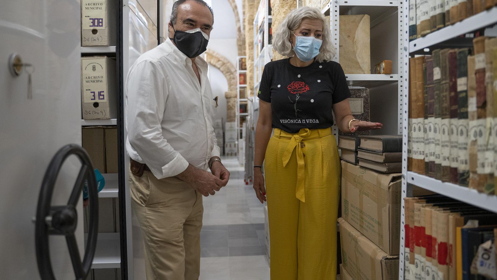 López Garrido y Foncubierta (d.), en las instalaciones del Archivo Municipal en el Ayuntamiento.