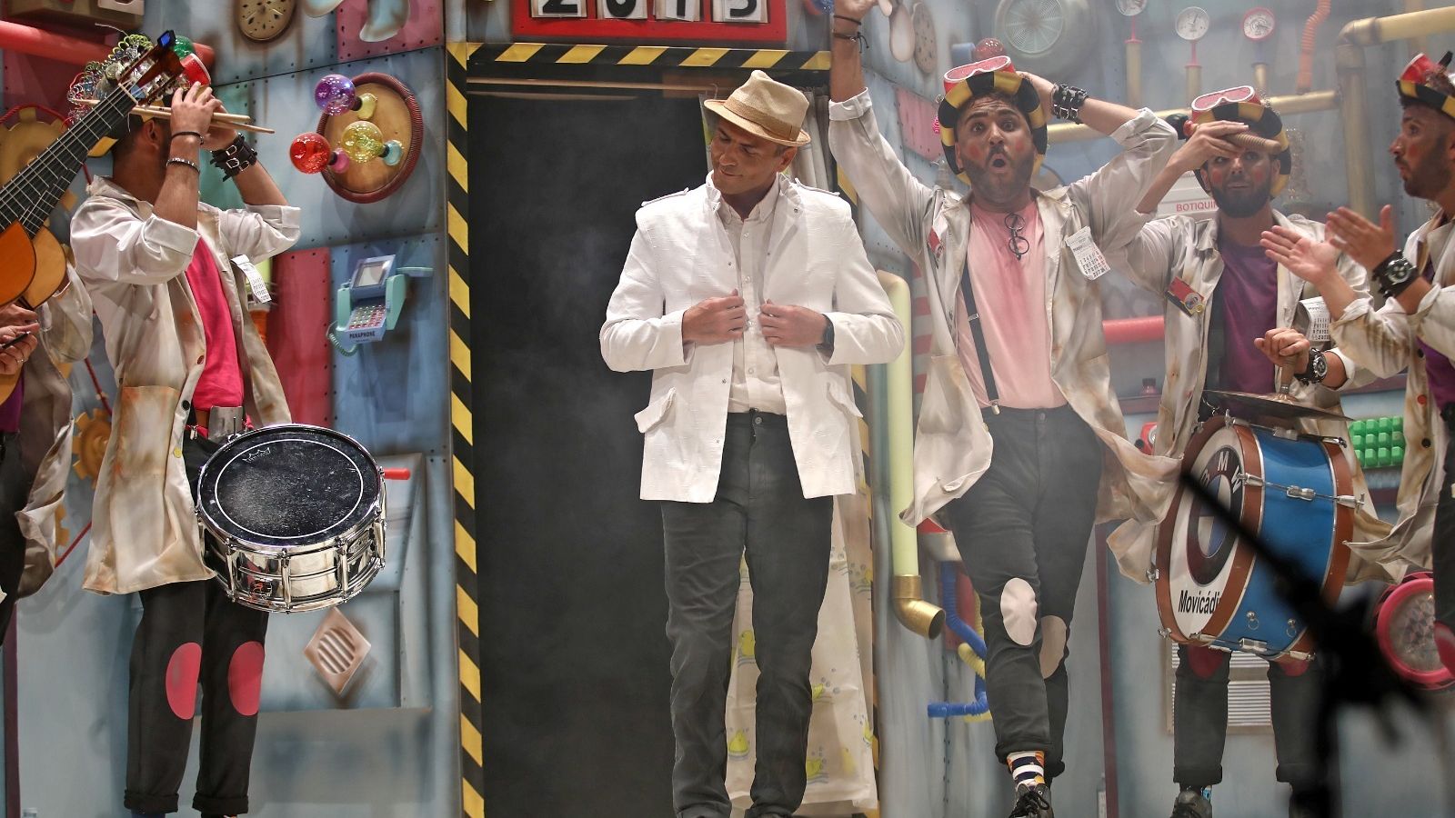 Iván Romero saliendo de la máquina del tiempo como Paco Alba.