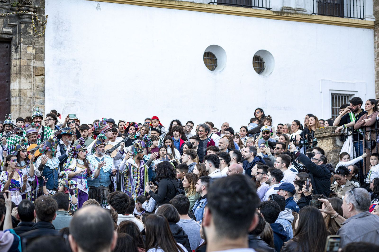 El multitudinario encuentro entre los dos primeros premios del Carnaval de Cádiz, en imágenes