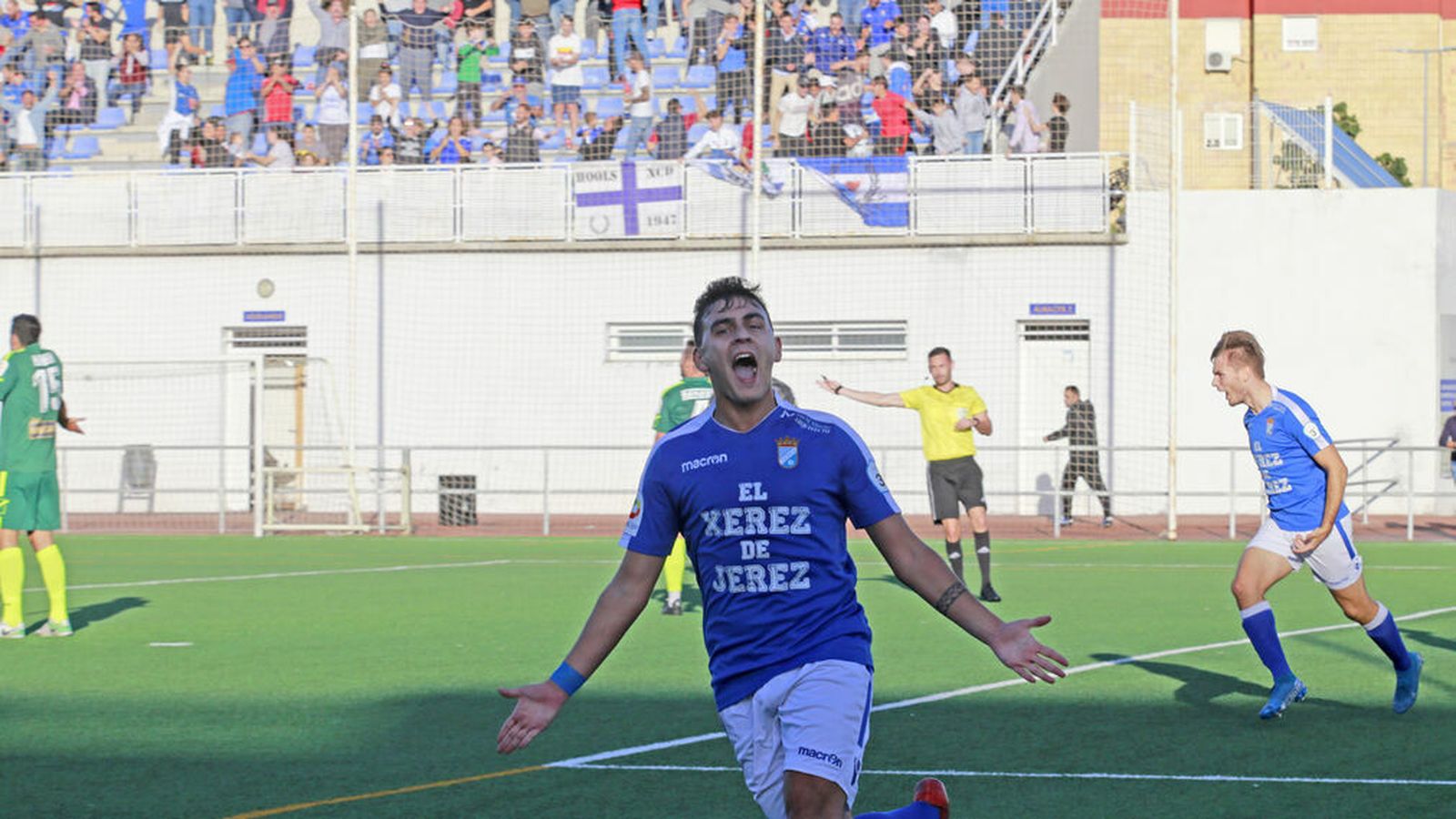 Edu Brenes celebra su único gol con la camiseta azulina en Liga ante el Rota.
