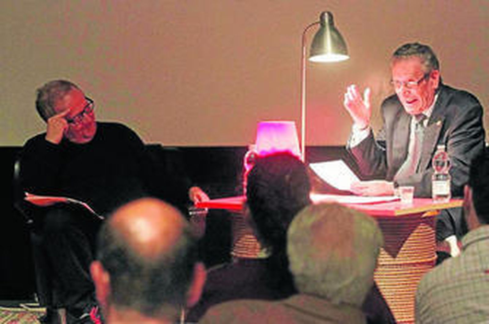 Juan José Téllez observa durante su intervención a Antonio Murciano, ayer en AlCultura.