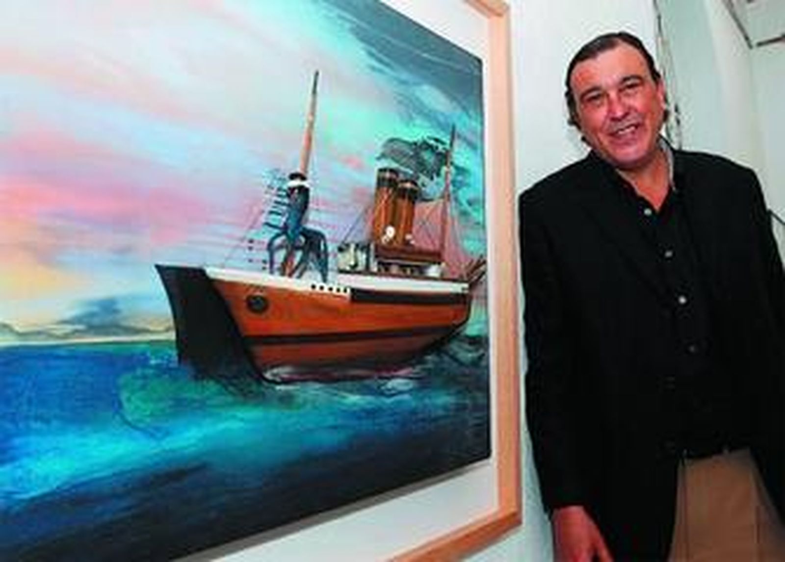 Lorenzo Saval, ayer en la Galería Belén junto a una de sus obras.
