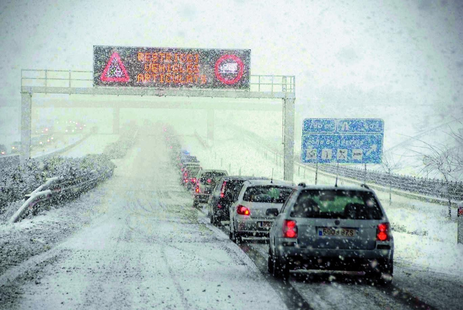Carreteras cubiertas de nieve en una imagen de archivo