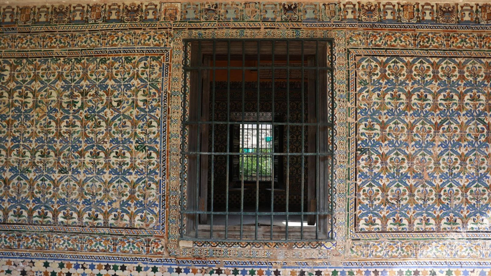 La valiosa decoración de azulejos del Cenador de Carlos V.