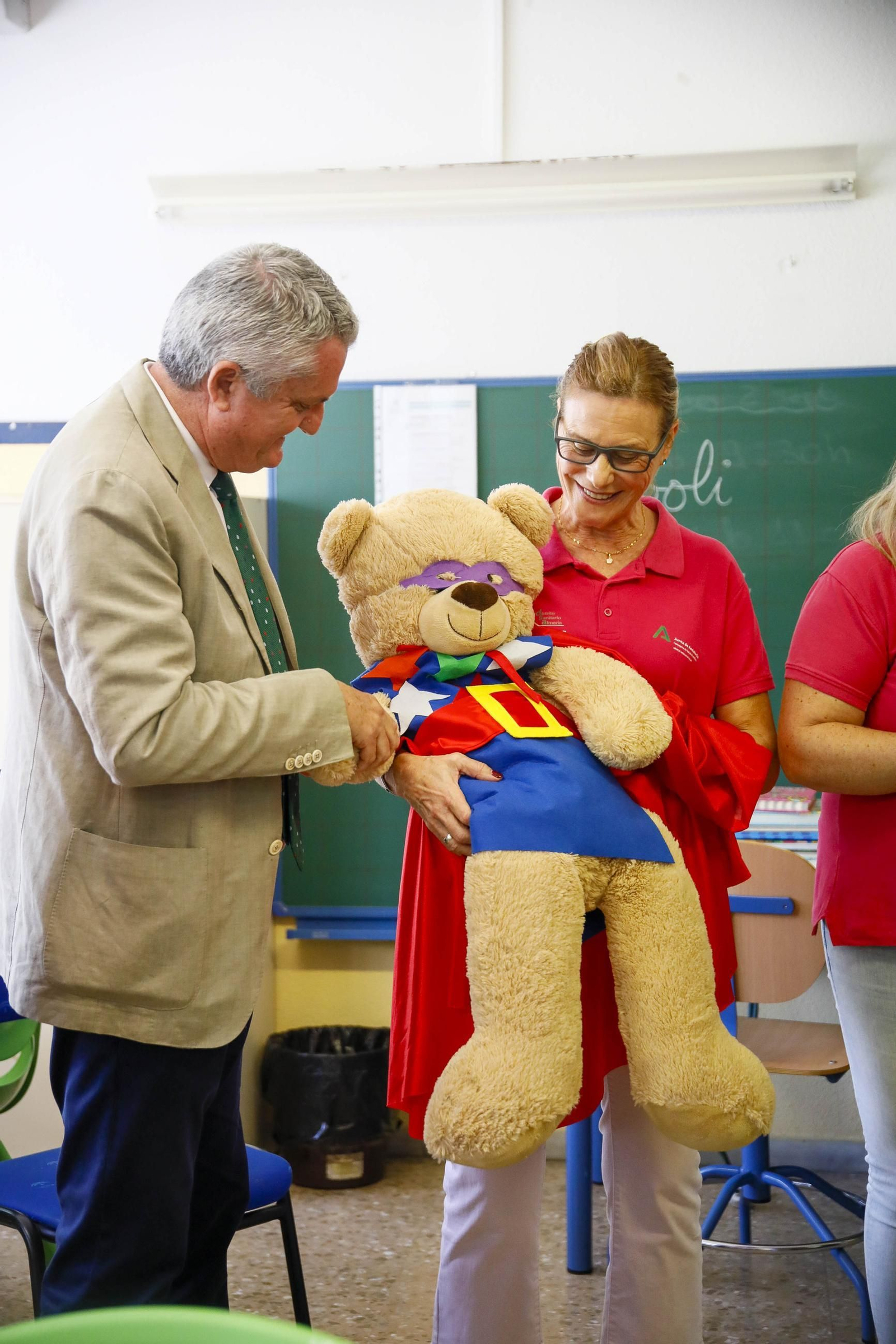 Las imágenes de la campaña de vacunación antigripal a los niños en el CEIP Adela Díaz de Almería