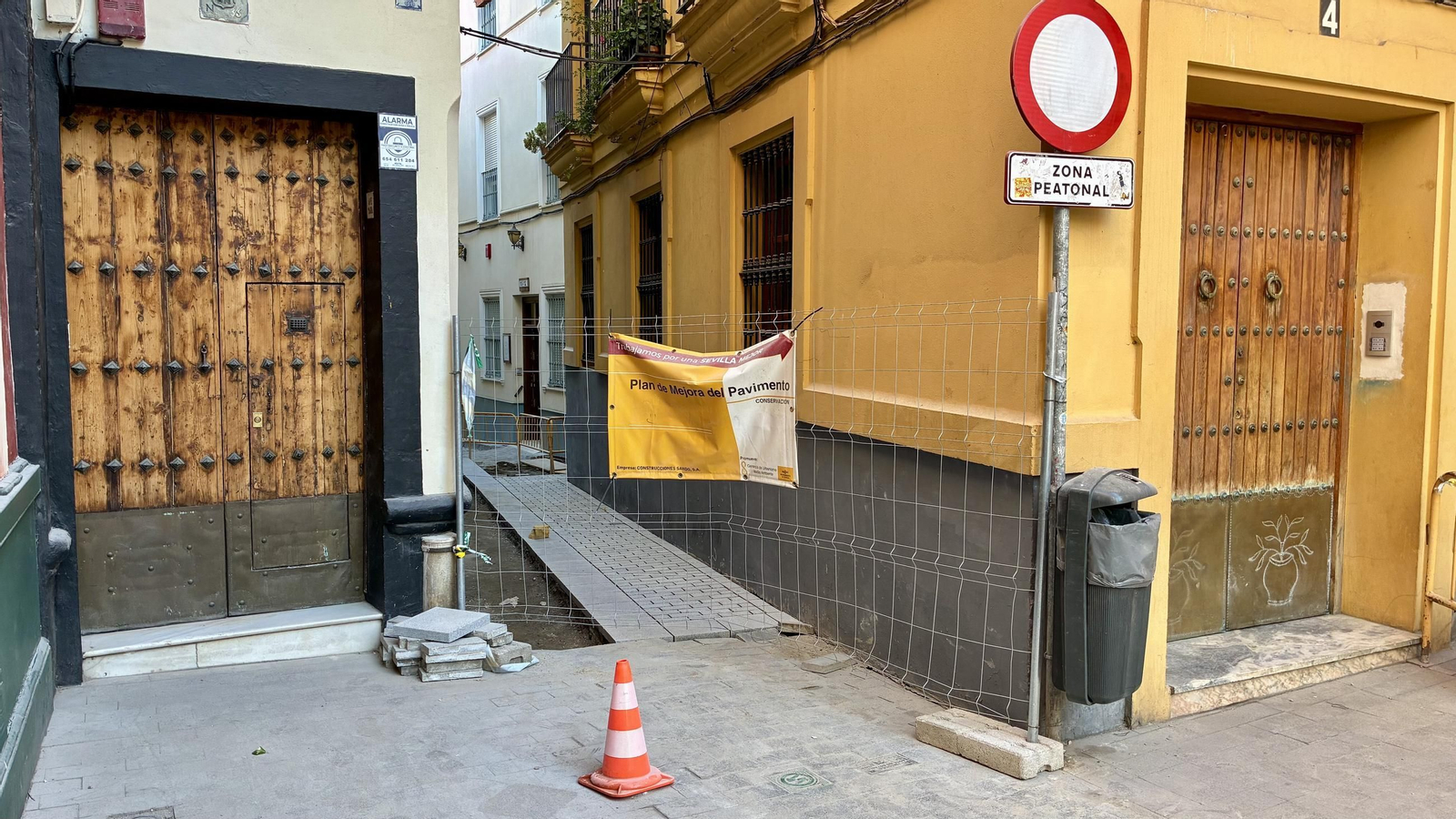 Una calle en obras en el centro de Sevilla.