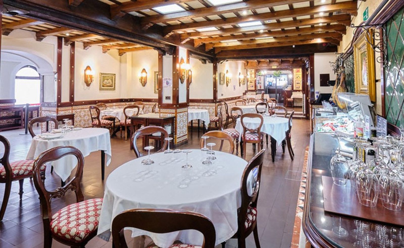 Interior del restaurante El Faro de Cádiz