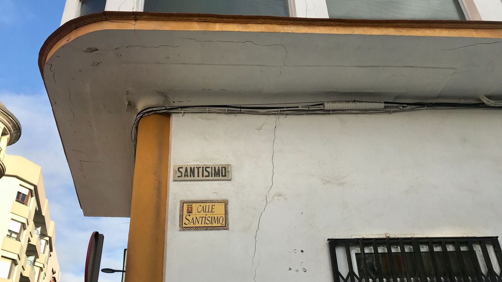 Detalle de una de las fisuras de gran tamaño que amenaza con desprendimientos de cascotes en una zona muy transitada junto a la parroquia de La Palma.