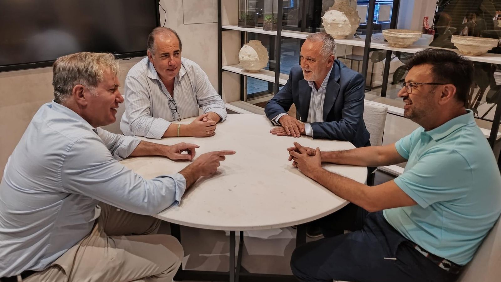 Los expertos gastronómicos, en las oficinas de Alberto Villagrán.