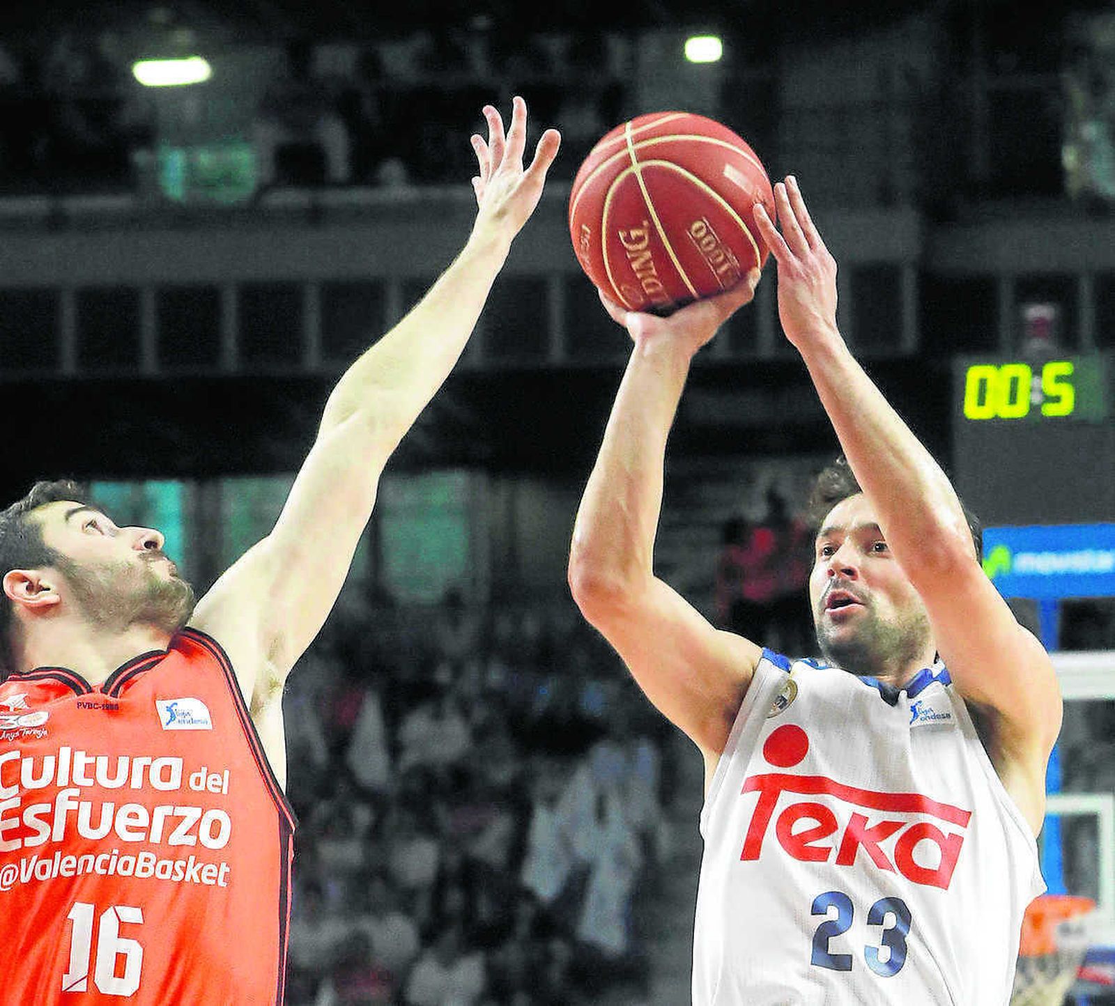 Llull ensaya el tiro a canasta tapado por Vives.