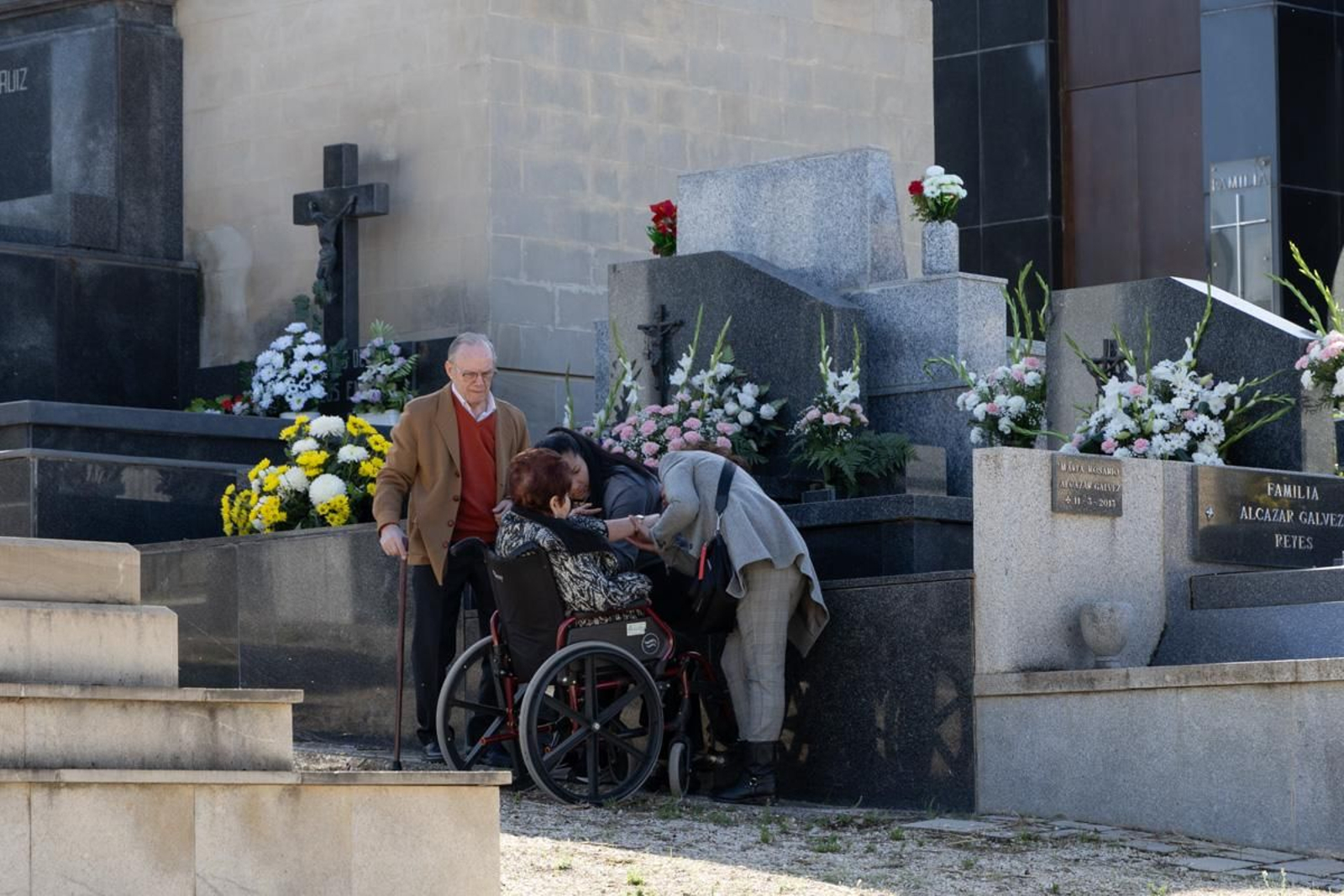 Día de Los Santos en el cementerio de San Fernando y San Eufrasio de Jaén, en imágenes