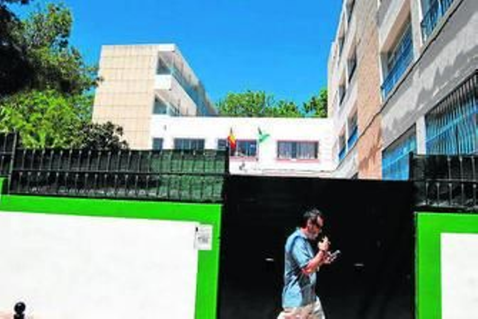 Fachada del colegio Gil Muñiz, edificio con casi 60 años.