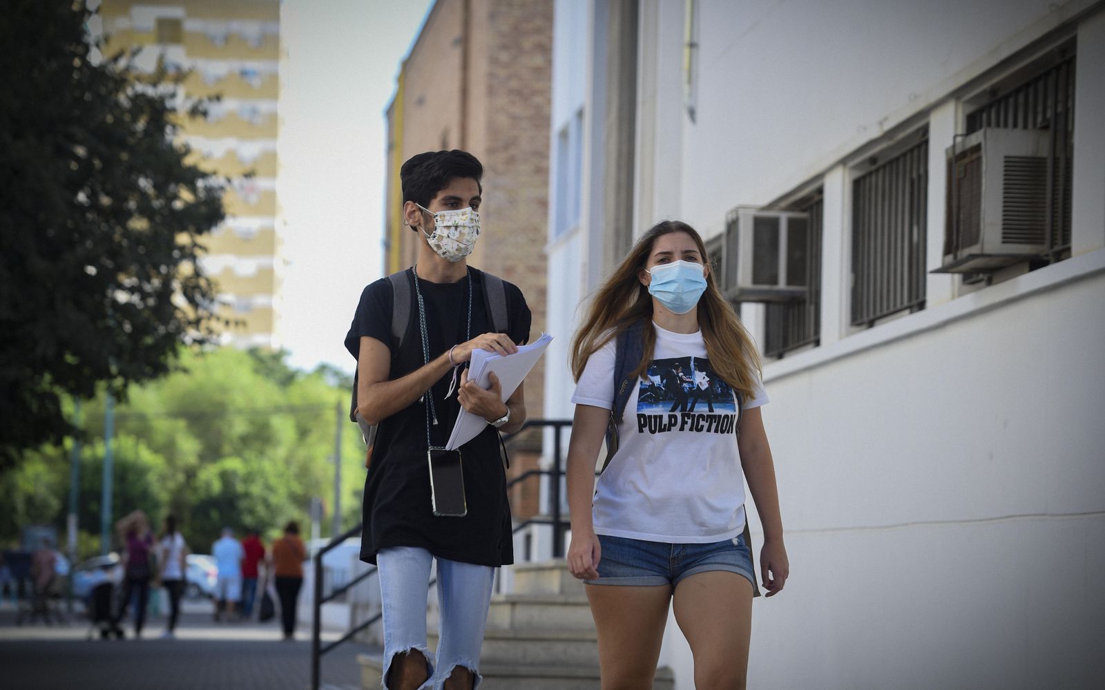 Dos jóvenes caminan en el Distrito Macarena.