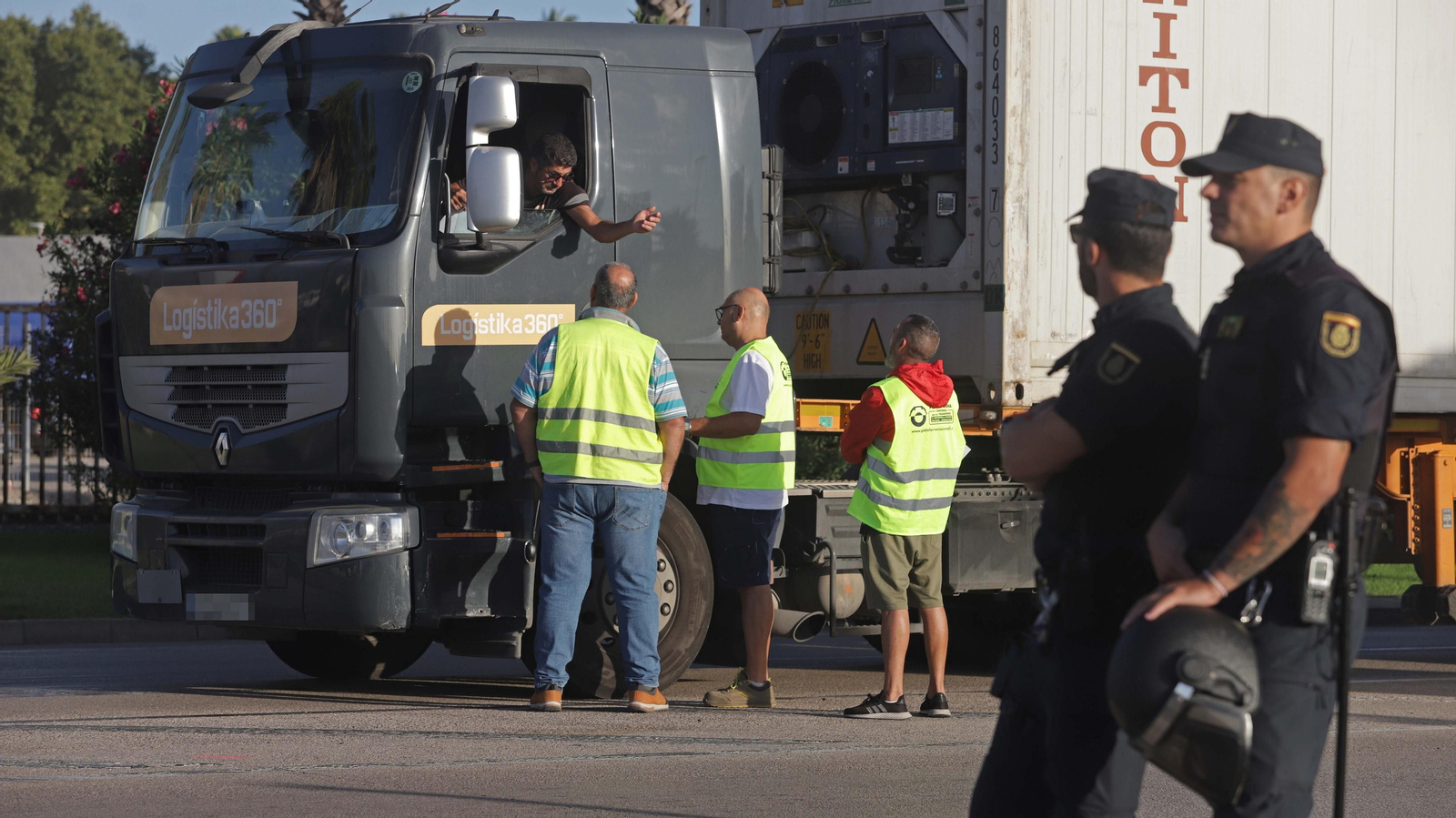 Piquetes informativos dialogan con un camionero.