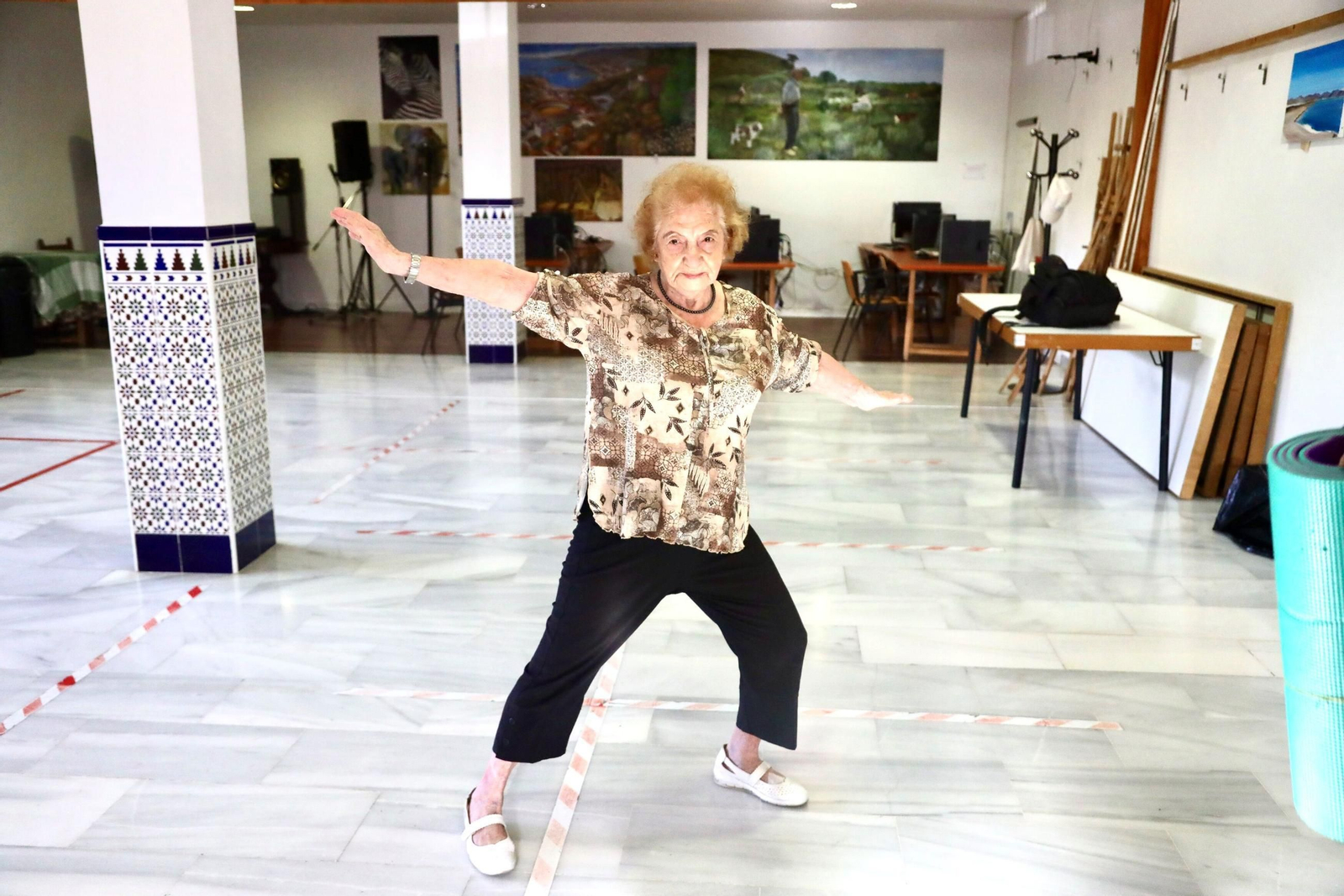 Las fotos de Sara Bullón, vecina de La Luz de 102 años que hace taichí y pinta