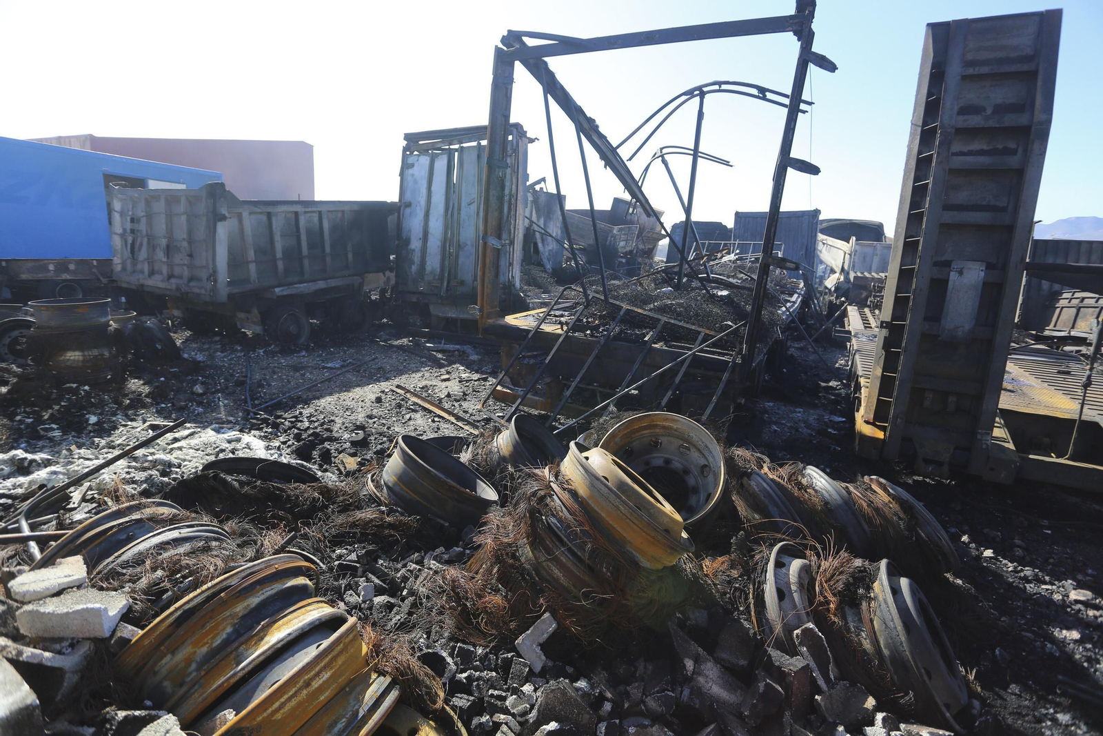 Así ha quedado el desguace del polígono Guadalhorce de Málaga tras el incendio, en fotos