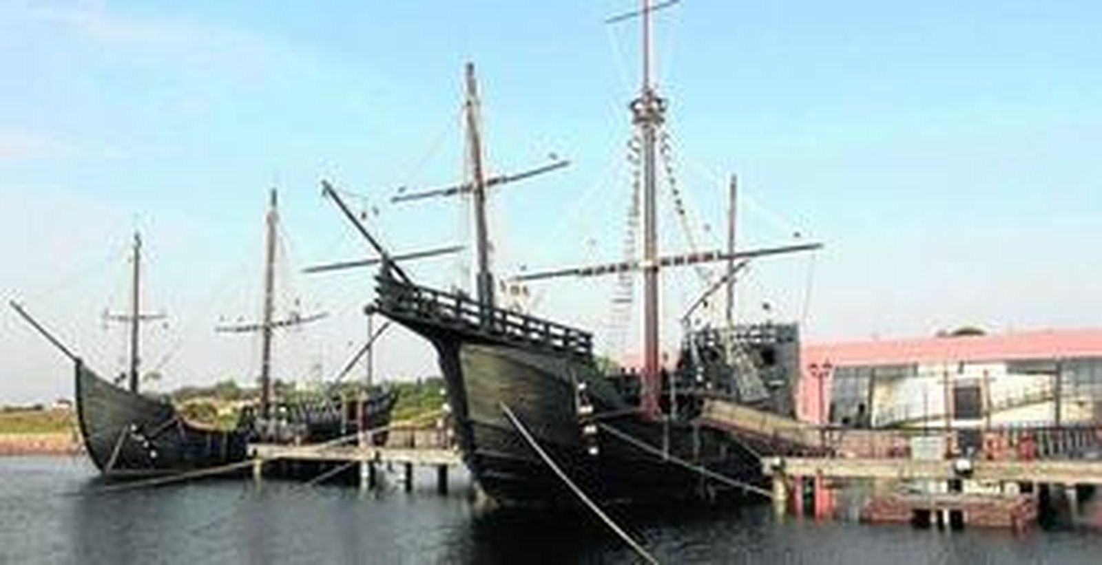 Vista general de dos de las réplicas de las Carabelas con el edificio sobre el que se va a actuar al fondo.