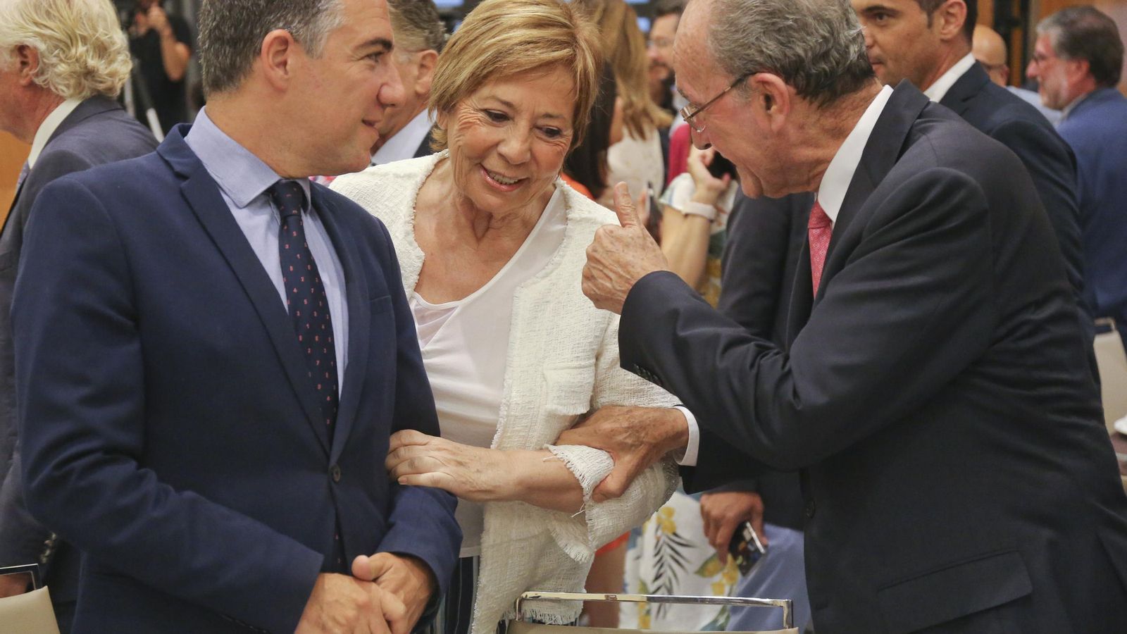 Bendodo, Villalobos y De la Torre charlan antes de un Foro Joly.