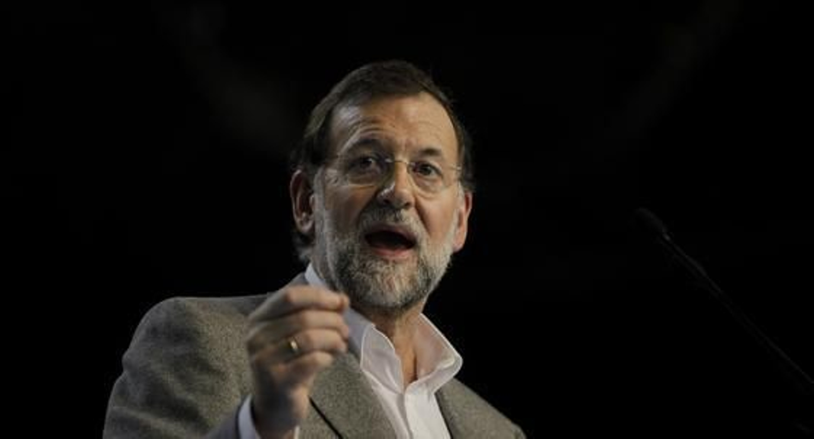 Mariano Rajoy ofrece un mitin en el palacio de deportes de Sevilla, con la presencia de Javier Arenas, Juan ignacio Zoido y Cristobal Montoro, entre otros miembros del Partido Popular.

Foto: El mitin del Partido Popular en Sevilla, en im?nes