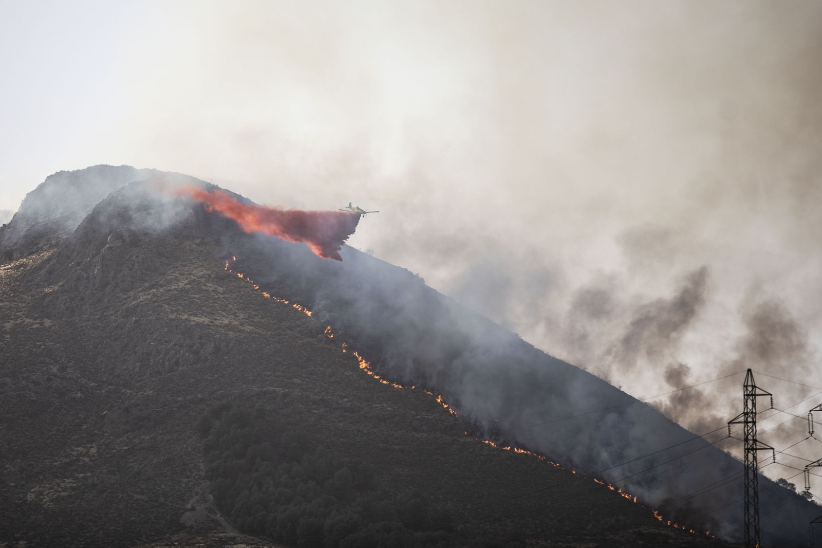 El fuego obliga a desalojar viviendas y se acerca a urbanizaciones de Albolote
