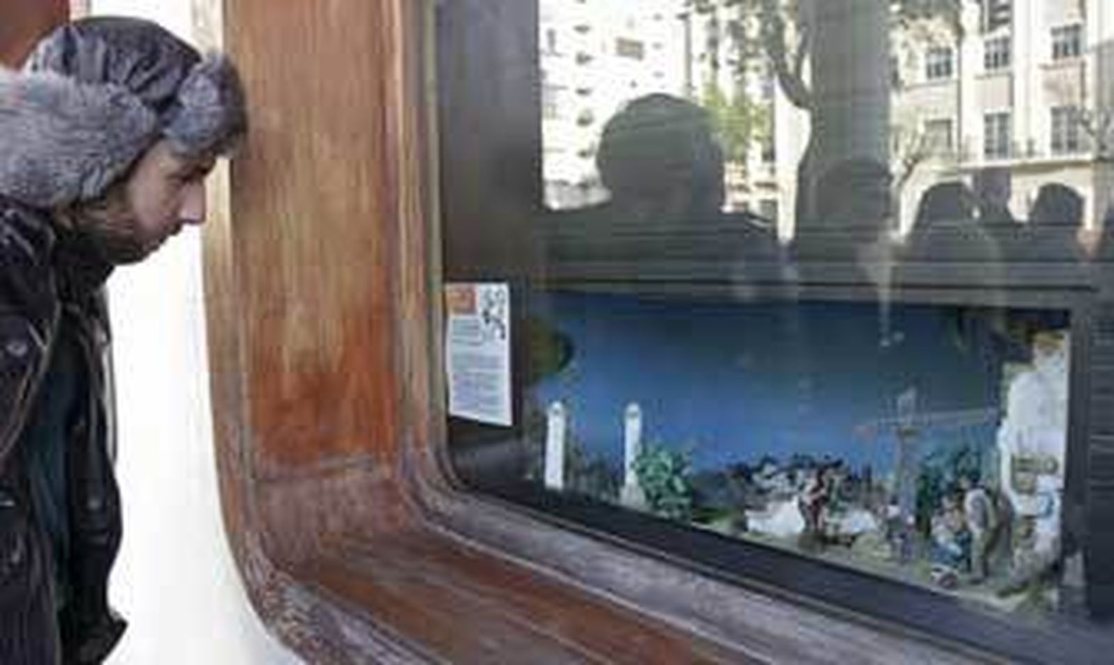 Uno de los dioramas que se pueden ver en la misma fachada de la emisora de RTVE en Cádiz. /Lourdes de Vicente