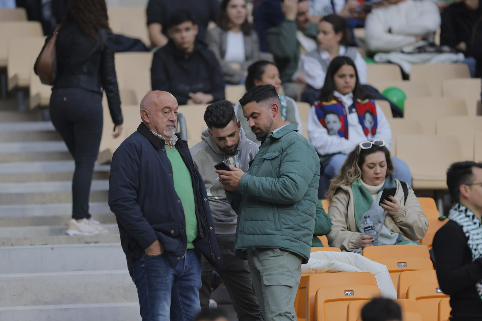Búscate en las fotos del Betis - Barcelona
