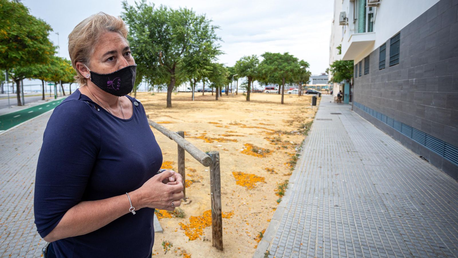 Pilar García, presidenta de la asociación, ante un parque sin terminar.