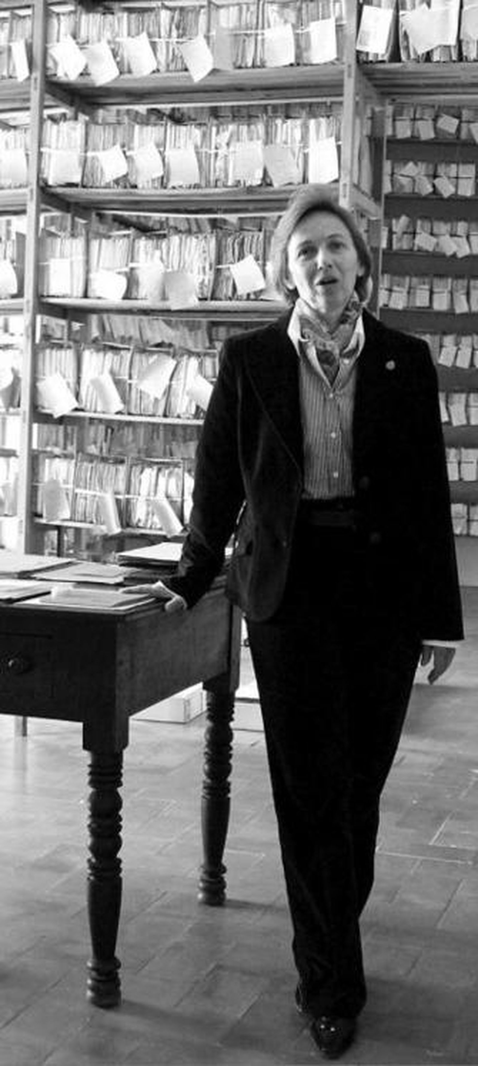 Lilianne Dahlmann, entre los legados del Archivo Ducal.