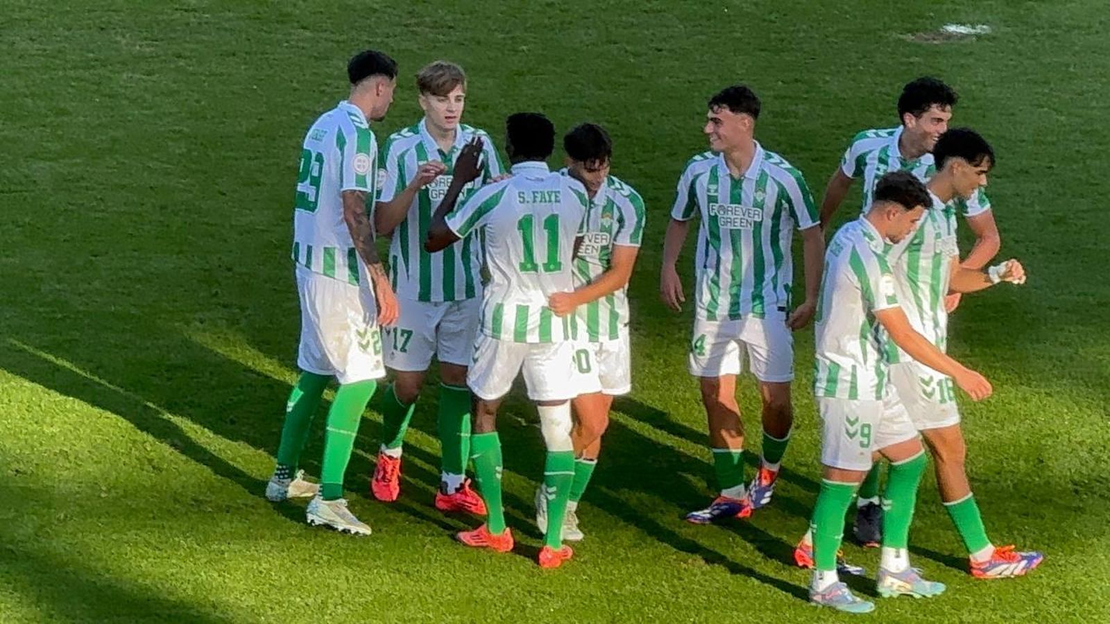Celebración del filial verdiblanco en uno de los goles