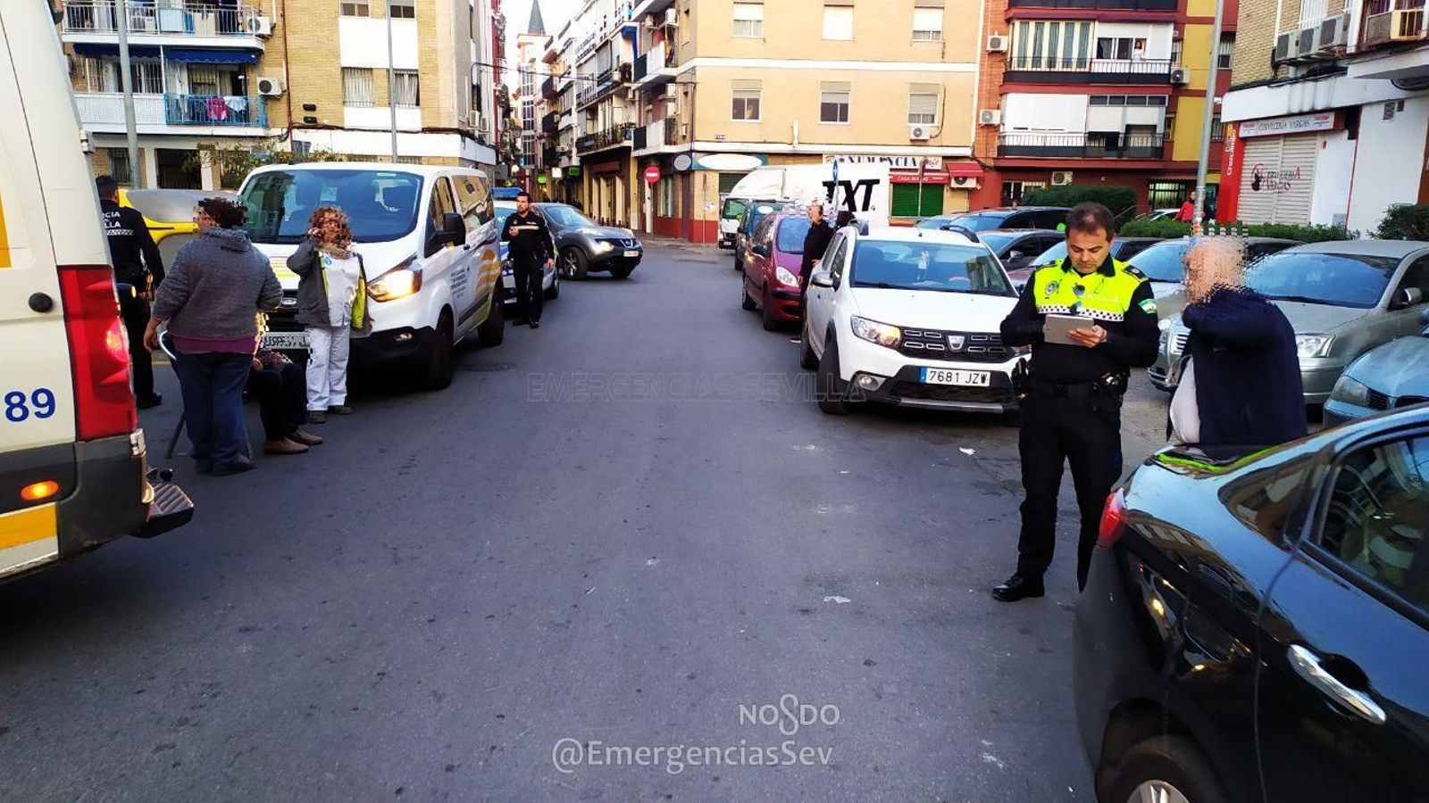 Un policía local trabaja con una tablet en el lugar de un accidente en Triana.