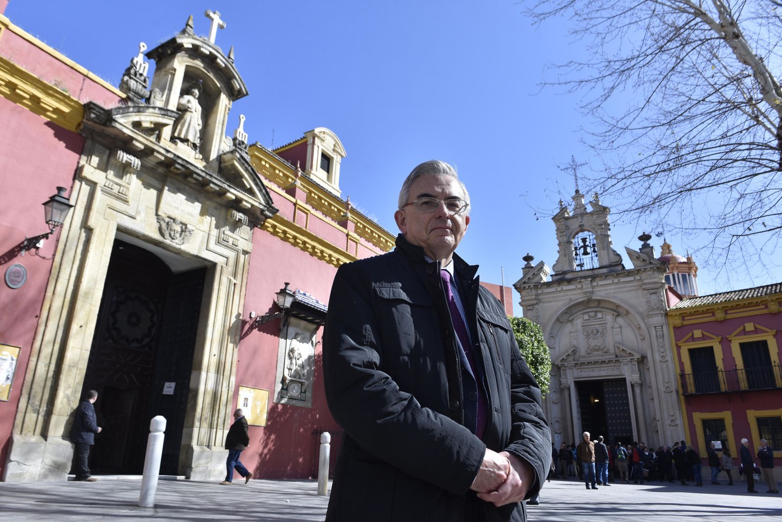José Joaquín León en la Plaza de San Lorenzo con la parroquia y la Basílica del Gran Poder a su espalda.