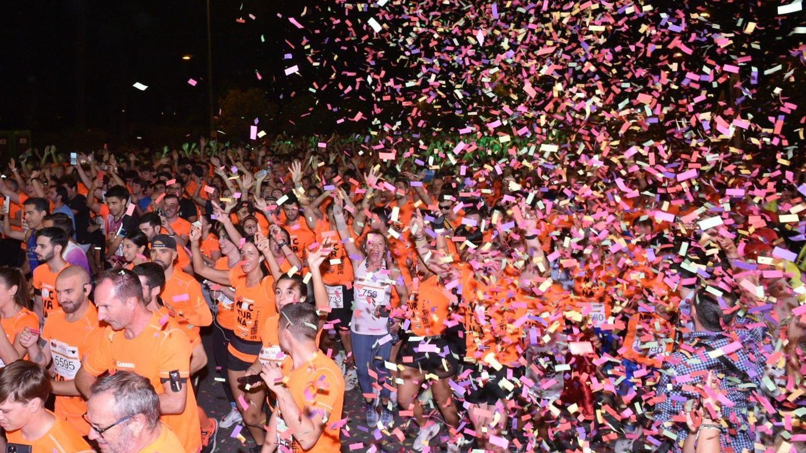 El pelotón disfruta del ambiente festivo de la prueba a su salida.