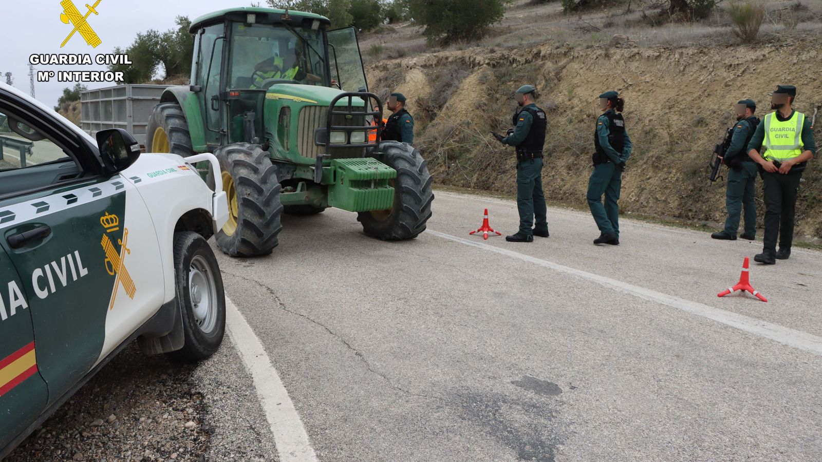 Agentes de la Guardia Civil durante un control.
