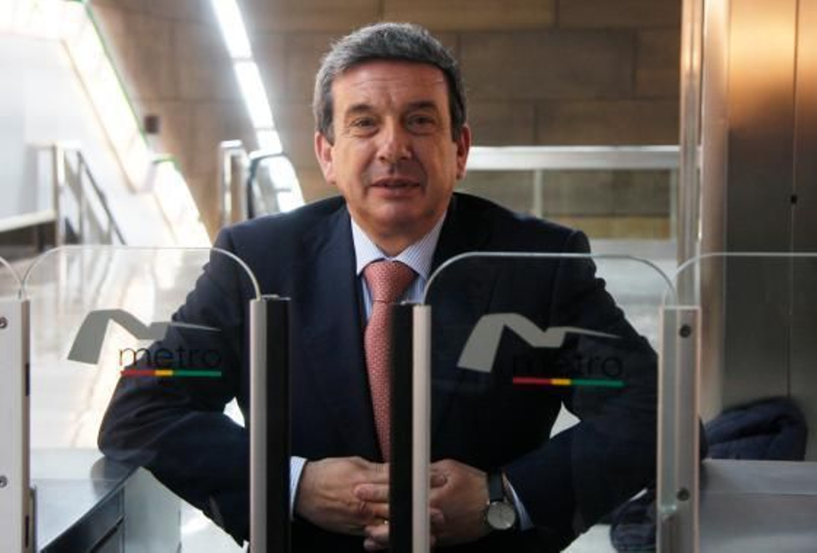Luis García Garrido, consejero de Obras Públicas y Transporte, posa ante las puertas de acceso al Metro.  Foto: Victoria Hidalgo