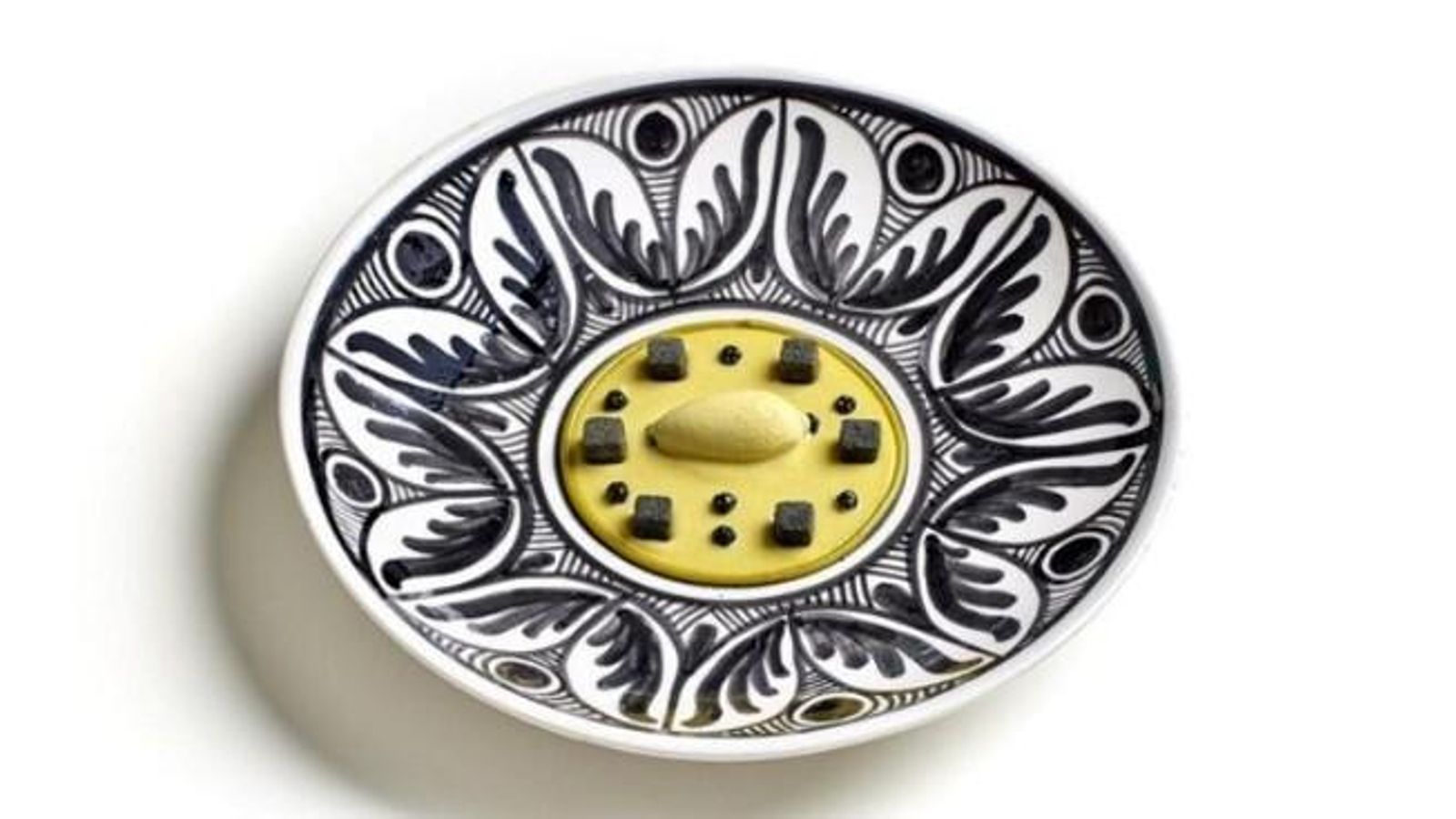 El karim de pistachos, uno de los platos más icónicos de Noor, no podía faltar en esta colección cápsula