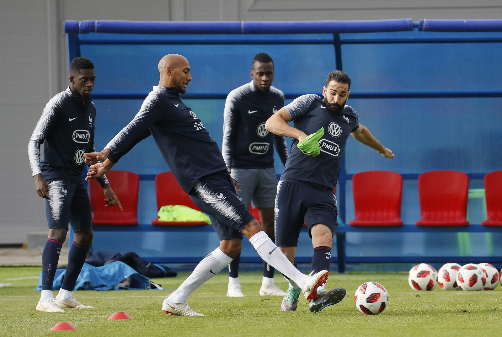 N'Zonzi intenta completar un pase ante la presión de Rami en un entrenamiento con Francia.