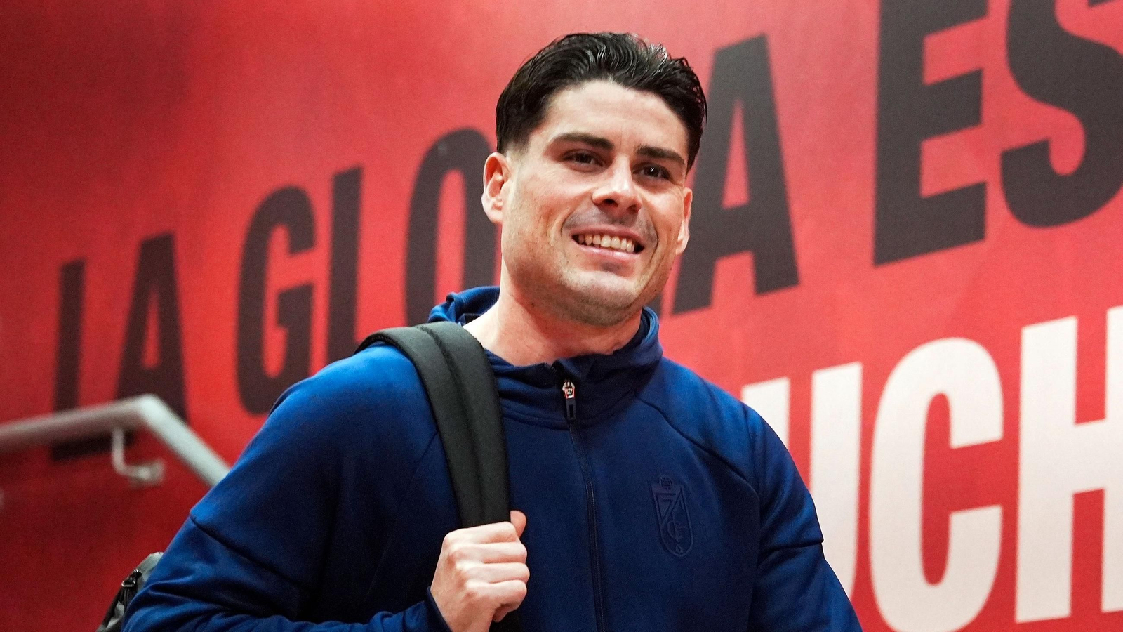 Sergio ruiz en su llegada al estadio.